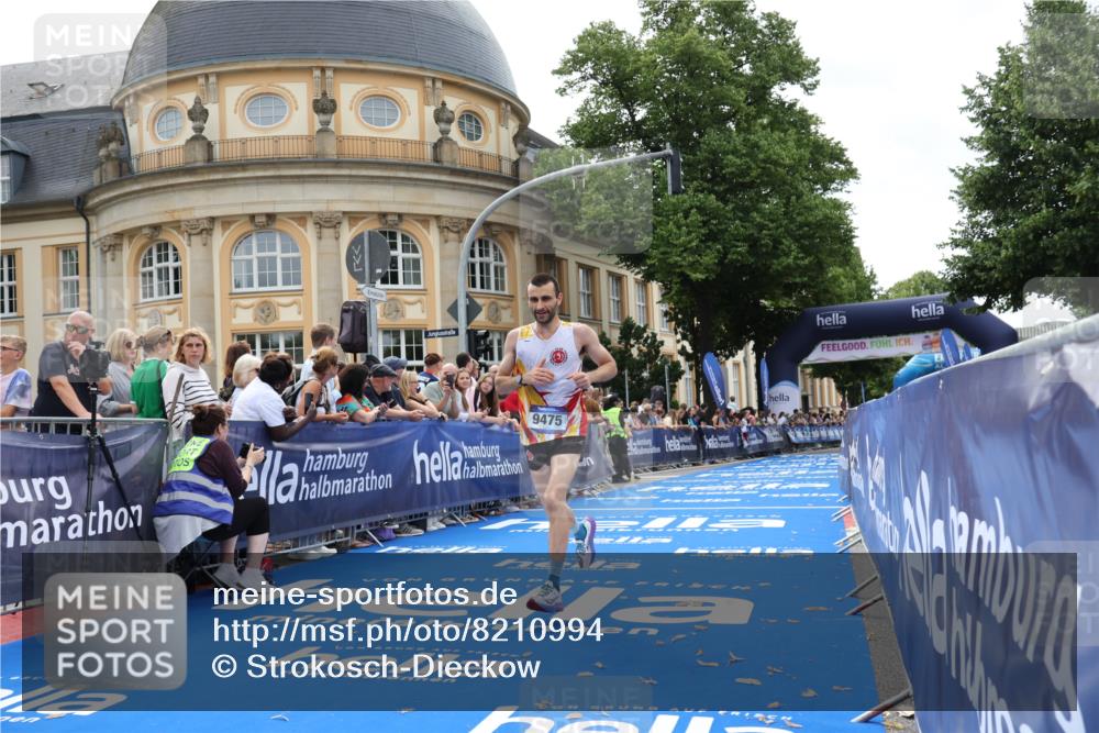 29.06.2025 - hella hamburg halbmarathon Strokosch-Dieckow http://msf.ph/oto/8210994 29.06.2025 10:22:26 Ziel 3720, 4571, 9475 meine-sportfotos.de