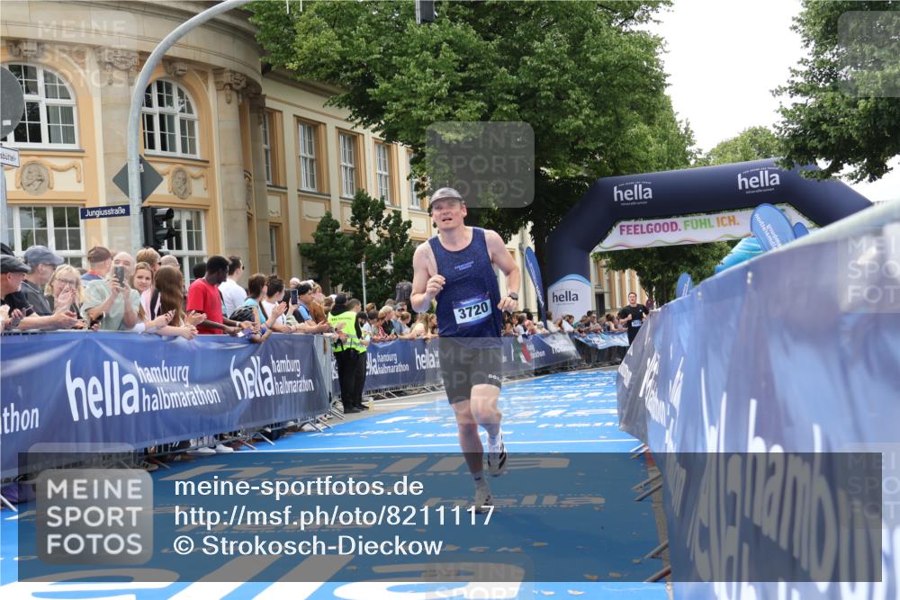29.06.2025 - hella hamburg halbmarathon Strokosch-Dieckow http://msf.ph/oto/8211117 29.06.2025 10:22:36 Ziel 2618, 3720, 18897 meine-sportfotos.de