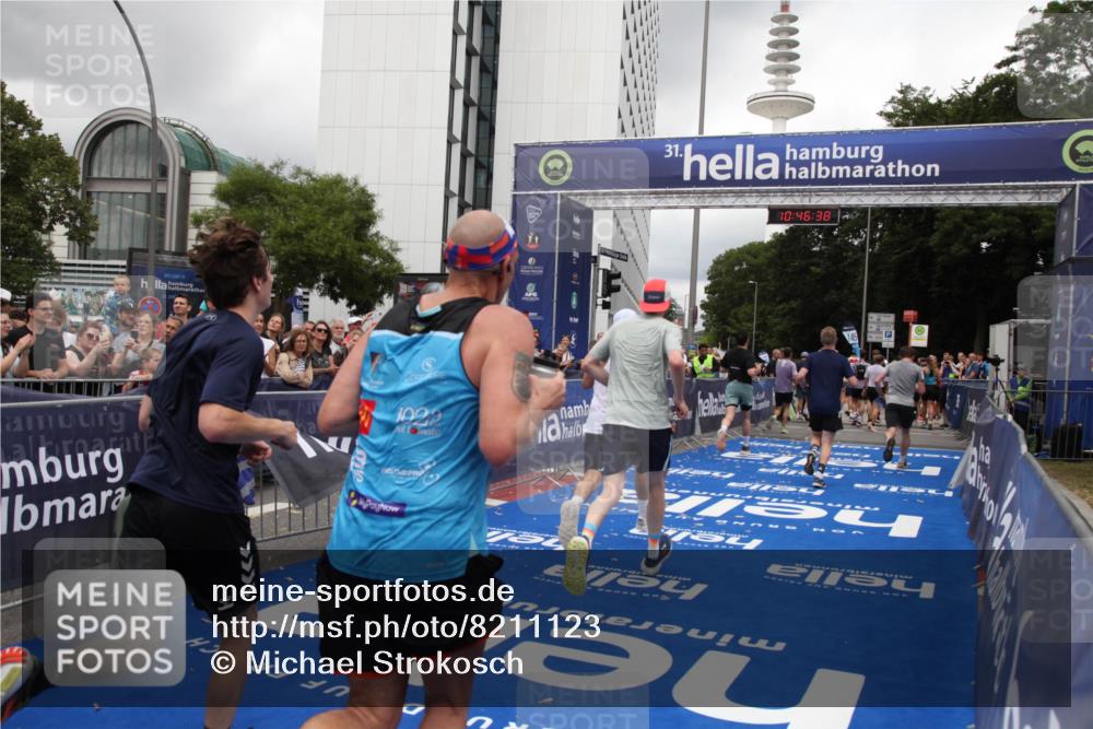 29.06.2025 - hella hamburg halbmarathon Michael Strokosch http://msf.ph/oto/8211123 29.06.2025 10:46:37 Ziel 4497, 5459, 8482, 9051, 9232, 9386, 9529, 9786, 13525, 15133, 15206, 17281, 17461, 18882 meine-sportfotos.de