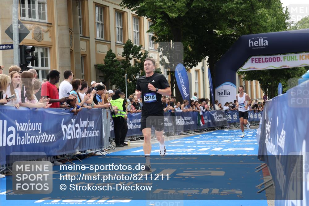 29.06.2025 - hella hamburg halbmarathon Strokosch-Dieckow http://msf.ph/oto/8211211 29.06.2025 10:22:40 Ziel 2618, 3720, 18897 meine-sportfotos.de