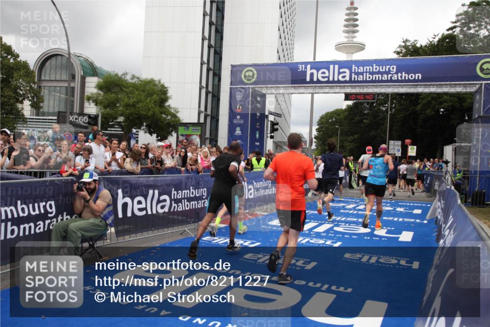 29.06.2025 - hella hamburg halbmarathon Michael Strokosch http://msf.ph/oto/8211227 29.06.2025 10:46:39 Ziel 1920, 4497, 5459, 8482, 9051, 9232, 9386, 9529, 13525, 13554, 15026, 15133, 15206, 15714, 17281, 17461, 18297, 18882 meine-sportfotos.de