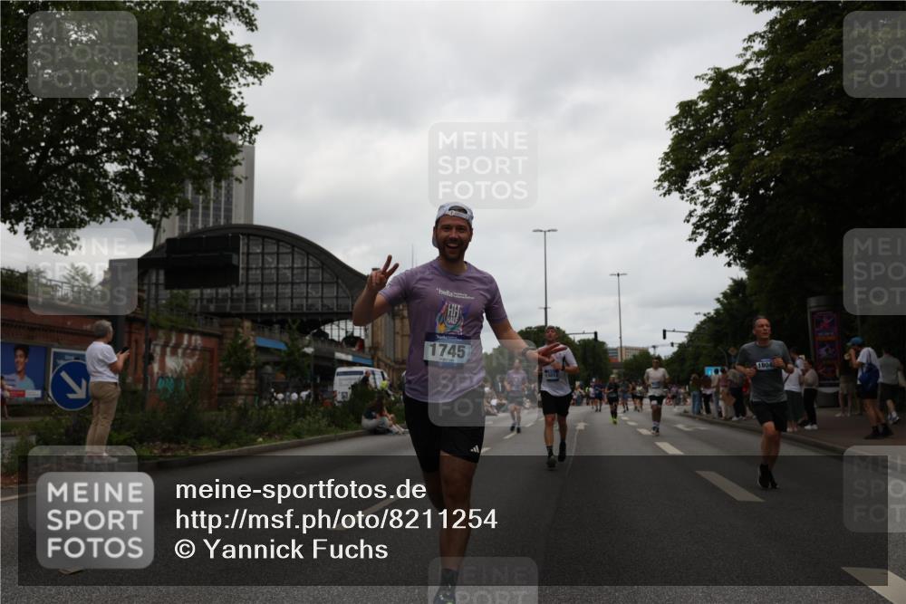29.06.2025 - hella hamburg halbmarathon Yannick Fuchs http://msf.ph/oto/8211254 29.06.2025 11:03:17 20KM 1745, 1885, 3262, 7741, 8217, 8755, 9781, 10343, 10709, 11025, 11088, 11873, 12457, 12492, 13818, 14384, 14404, 15012, 15037, 15038, 15834, 17746, 17806, 17985, 18042, 18910 meine-sportfotos.de