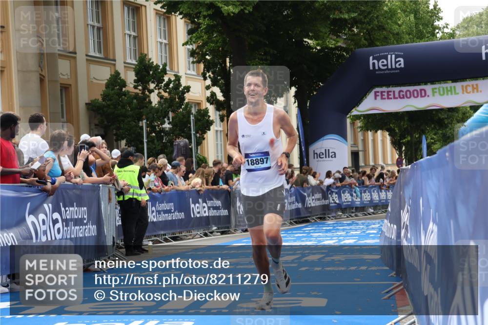29.06.2025 - hella hamburg halbmarathon Strokosch-Dieckow http://msf.ph/oto/8211279 29.06.2025 10:22:44 Ziel 2618, 16548, 18897 meine-sportfotos.de