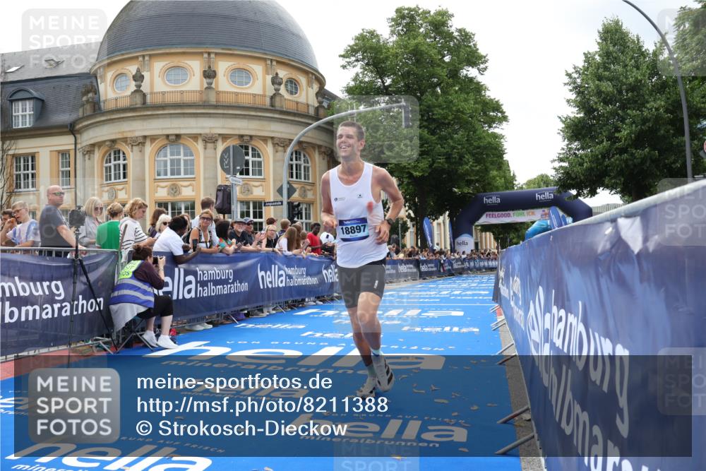 29.06.2025 - hella hamburg halbmarathon Strokosch-Dieckow http://msf.ph/oto/8211388 29.06.2025 10:22:45 Ziel 2618, 16548, 18897 meine-sportfotos.de