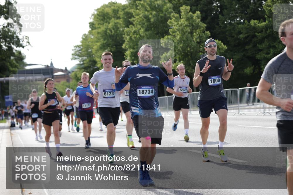29.06.2025 - hella hamburg halbmarathon Jannik Wohlers http://msf.ph/oto/8211841 29.06.2025 09:49:29 Lombardsbrücke 1343, 1445, 1800, 1975, 2324, 2573, 2949, 3282, 3431, 3530, 4303, 4318, 4425, 4528, 6123, 6682, 7495, 7796, 8370, 8465, 8629, 8925, 9264, 9265, 9296, 10680, 11765, 12327, 12839, 13141, 13457, 13800, 14077, 14204, 14374, 14560, 14688, 15013, 15255, 15351, 16399, 17125, 17177, 17214, 17215, 17360, 17971, 18149, 18173, 18285, 18412, 18529, 18734, 18761, 18979, 19090 meine-sportfotos.de