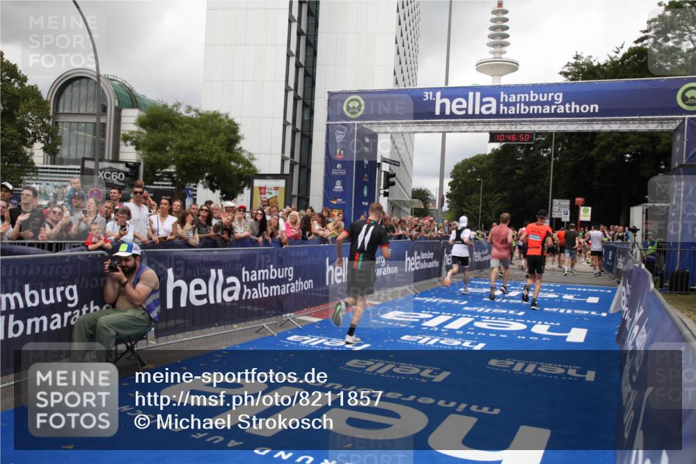 29.06.2025 - hella hamburg halbmarathon Michael Strokosch http://msf.ph/oto/8211857 29.06.2025 10:46:49 Ziel 1942, 3976, 6630, 11858, 13940, 14541, 15900, 16175, 17353, 17669, 17743, 17865, 19128 meine-sportfotos.de