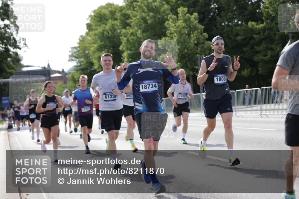 29.06.2025 - hella hamburg halbmarathon Jannik Wohlers http://msf.ph/oto/8211870 29.06.2025 09:49:29 Lombardsbrücke 1343, 1445, 1800, 1975, 2324, 2573, 2949, 3282, 3431, 3530, 4303, 4318, 4425, 4528, 6123, 6682, 7495, 7796, 8370, 8465, 8629, 8925, 9264, 9265, 9296, 10680, 11765, 12327, 12839, 13141, 13457, 13800, 14077, 14204, 14374, 14560, 14688, 15013, 15255, 15351, 16399, 17125, 17177, 17214, 17215, 17360, 17971, 18149, 18173, 18285, 18412, 18529, 18734, 18761, 18979, 19090 meine-sportfotos.de