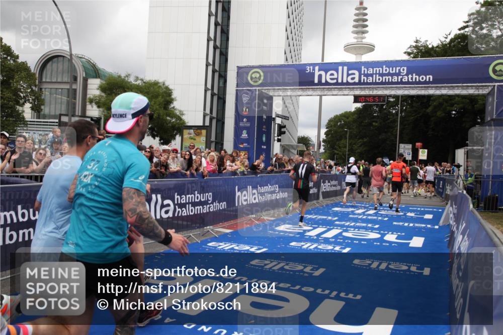 29.06.2025 - hella hamburg halbmarathon Michael Strokosch http://msf.ph/oto/8211894 29.06.2025 10:46:49 Ziel 1942, 3976, 6630, 11858, 13940, 14541, 15900, 16175, 17353, 17669, 17743, 17865, 19128 meine-sportfotos.de