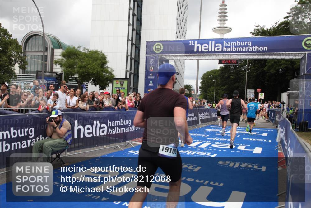 29.06.2025 - hella hamburg halbmarathon Michael Strokosch http://msf.ph/oto/8212068 29.06.2025 10:46:54 Ziel 3976, 4091, 6630, 11858, 13940, 14541, 15900, 17172, 17353, 17492, 17669, 17892, 19105 meine-sportfotos.de