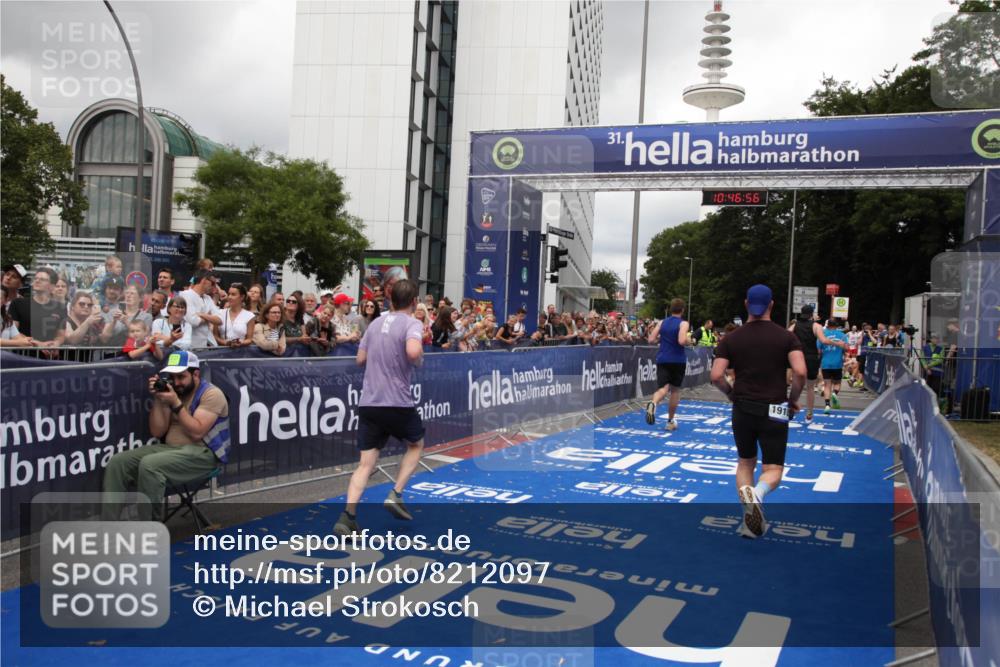 29.06.2025 - hella hamburg halbmarathon Michael Strokosch http://msf.ph/oto/8212097 29.06.2025 10:46:55 Ziel 4091, 11858, 13940, 14385, 14541, 15900, 17172, 17353, 17492, 17669, 17892, 19105 meine-sportfotos.de