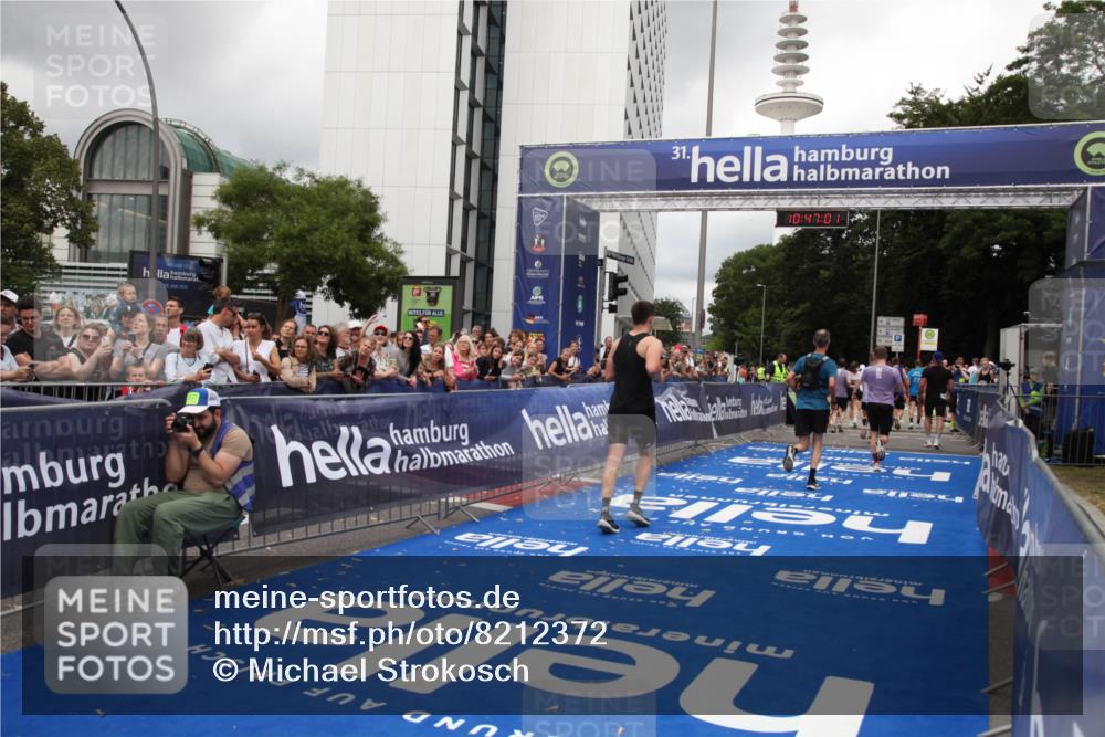 29.06.2025 - hella hamburg halbmarathon Michael Strokosch http://msf.ph/oto/8212372 29.06.2025 10:46:59 Ziel 1139, 1689, 4091, 13728, 14385, 14449, 14594, 16081, 17172, 17492, 17892, 17979, 19105 meine-sportfotos.de