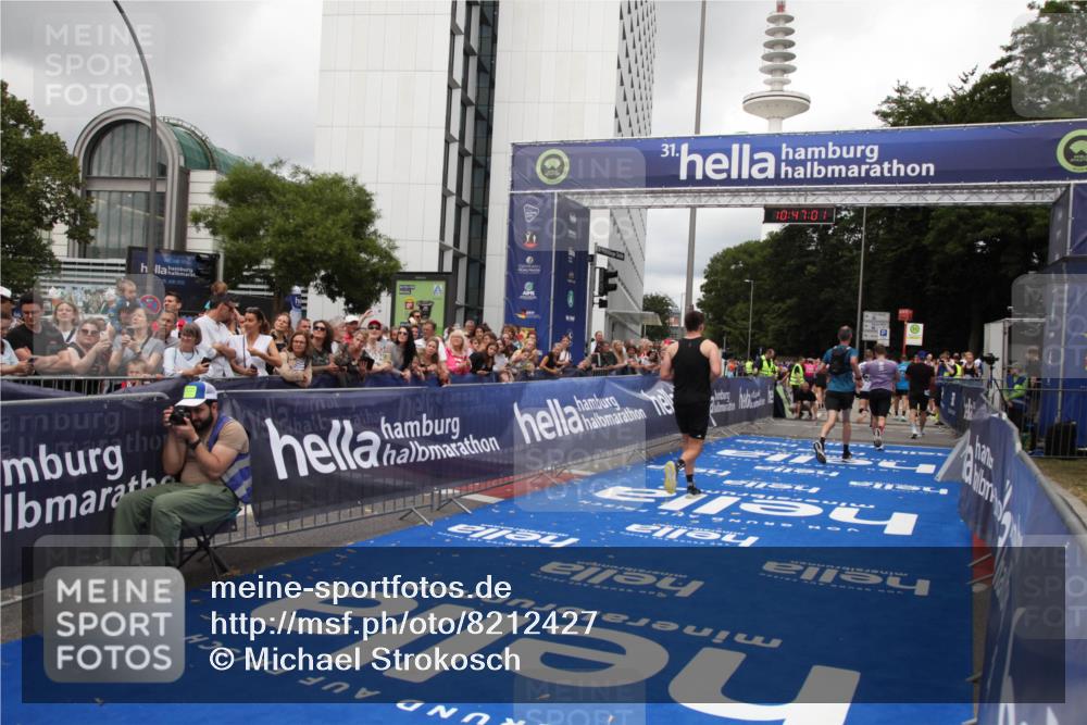 29.06.2025 - hella hamburg halbmarathon Michael Strokosch http://msf.ph/oto/8212427 29.06.2025 10:47:00 Ziel 1139, 1689, 4091, 10122, 13728, 14385, 14449, 14594, 16081, 17172, 17892, 17979, 19105 meine-sportfotos.de