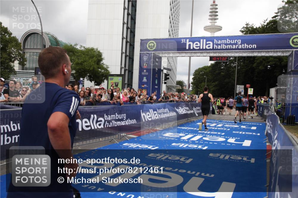 29.06.2025 - hella hamburg halbmarathon Michael Strokosch http://msf.ph/oto/8212461 29.06.2025 10:47:01 Ziel 1139, 1689, 4091, 10122, 13728, 14385, 14415, 14449, 14594, 15825, 16081, 17172, 17979, 19105 meine-sportfotos.de