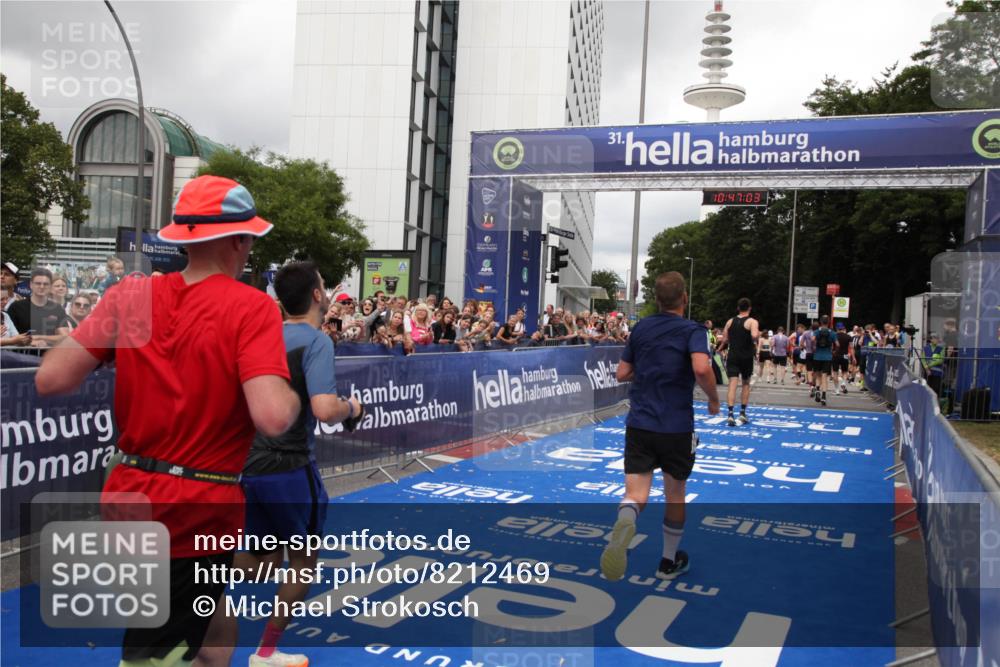 29.06.2025 - hella hamburg halbmarathon Michael Strokosch http://msf.ph/oto/8212469 29.06.2025 10:47:02 Ziel 1139, 1689, 4091, 4377, 10122, 13728, 14385, 14415, 14449, 14594, 14783, 15825, 16081, 17979 meine-sportfotos.de