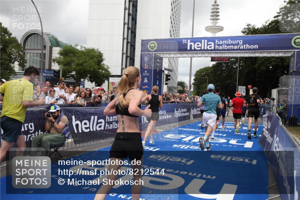 29.06.2025 - hella hamburg halbmarathon Michael Strokosch http://msf.ph/oto/8212544 29.06.2025 10:47:04 Ziel 1139, 1689, 4377, 5472, 9794, 10122, 13728, 14385, 14415, 14449, 14594, 14783, 15825, 16081, 17979 meine-sportfotos.de