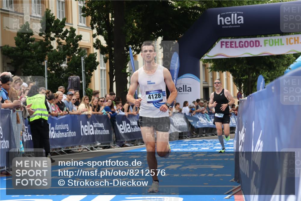 29.06.2025 - hella hamburg halbmarathon Strokosch-Dieckow http://msf.ph/oto/8212576 29.06.2025 10:23:03 Ziel 4128, 7862, 18328, 18930 meine-sportfotos.de