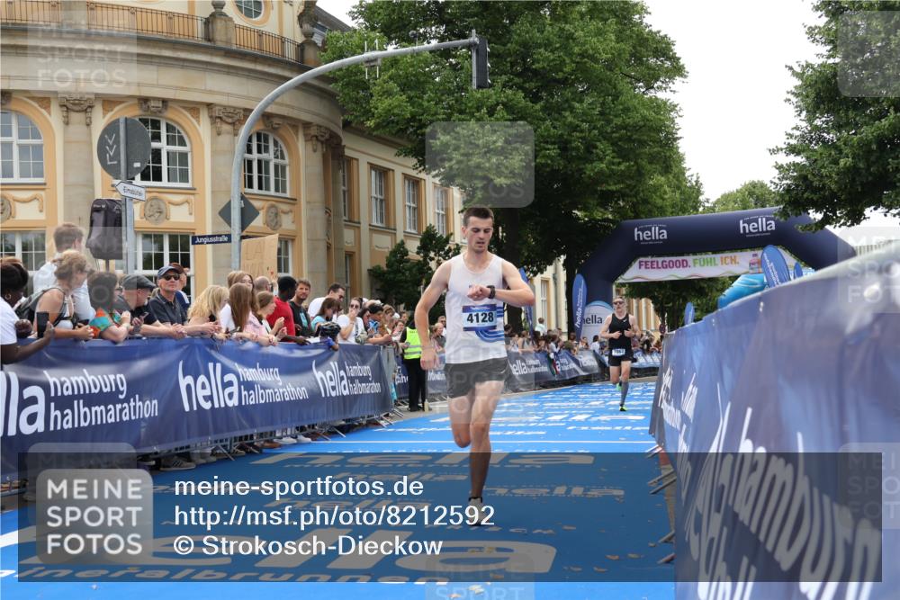 29.06.2025 - hella hamburg halbmarathon Strokosch-Dieckow http://msf.ph/oto/8212592 29.06.2025 10:23:04 Ziel 4128, 7862, 18328, 18930 meine-sportfotos.de