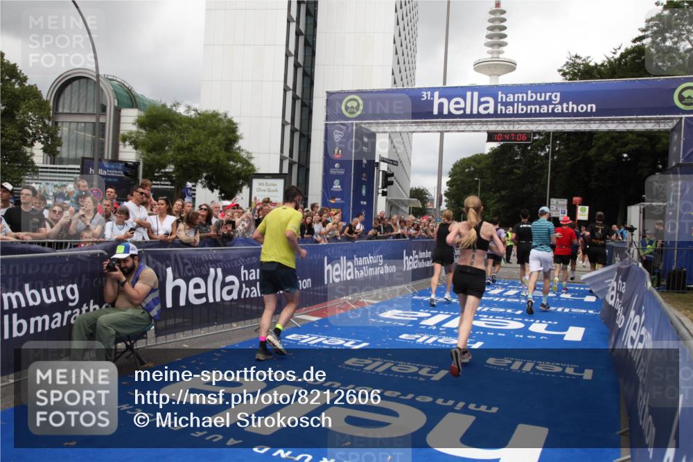 29.06.2025 - hella hamburg halbmarathon Michael Strokosch http://msf.ph/oto/8212606 29.06.2025 10:47:05 Ziel 1139, 1460, 1689, 4377, 5472, 6700, 9794, 10122, 13728, 14415, 14449, 14594, 14783, 15825, 16081, 17979 meine-sportfotos.de