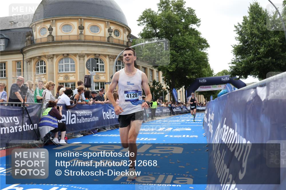 29.06.2025 - hella hamburg halbmarathon Strokosch-Dieckow http://msf.ph/oto/8212668 29.06.2025 10:23:05 Ziel 4128, 7862, 18930 meine-sportfotos.de