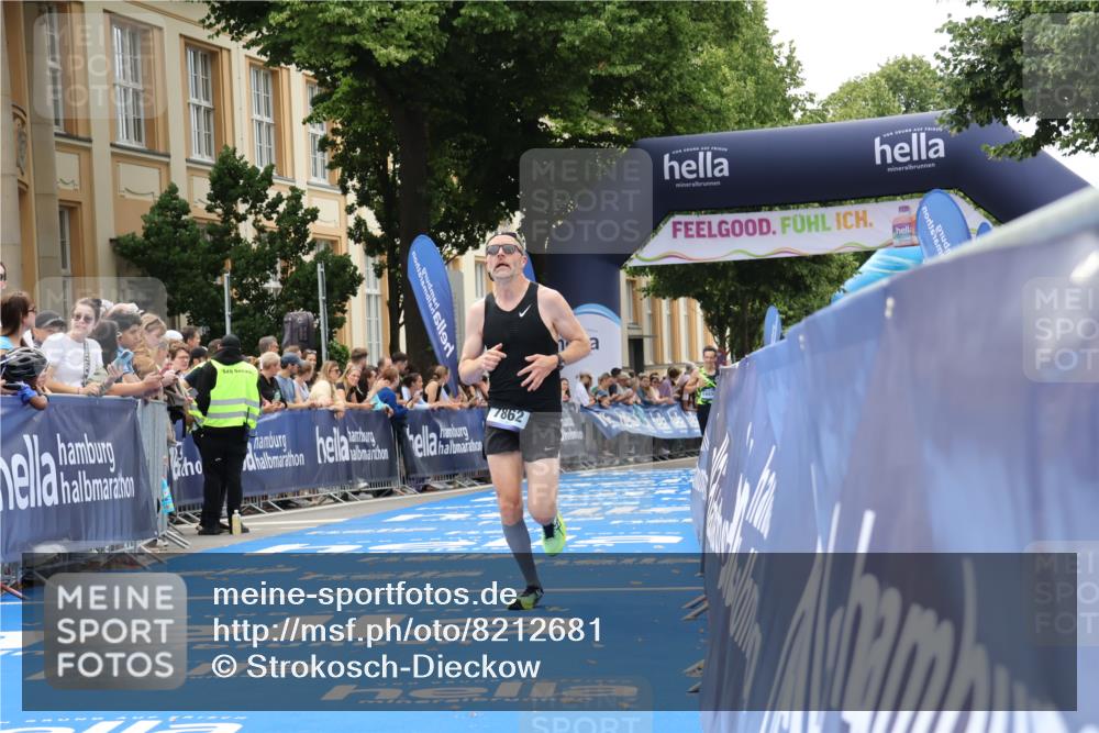 29.06.2025 - hella hamburg halbmarathon Strokosch-Dieckow http://msf.ph/oto/8212681 29.06.2025 10:23:06 Ziel 4128, 7862, 18930 meine-sportfotos.de