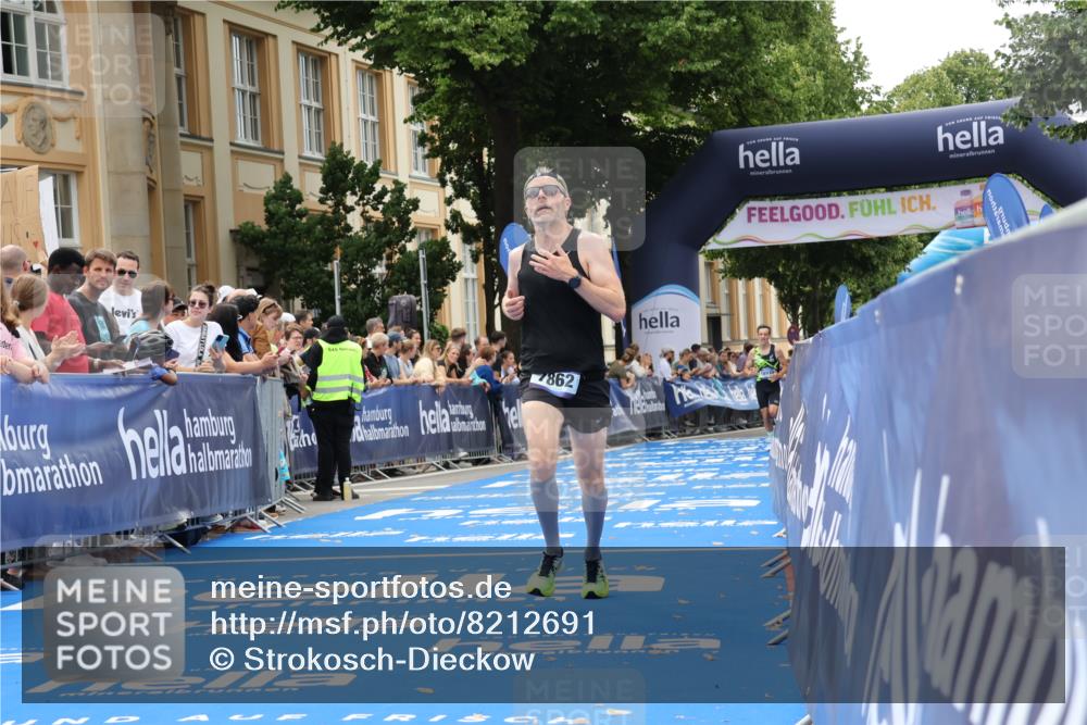 29.06.2025 - hella hamburg halbmarathon Strokosch-Dieckow http://msf.ph/oto/8212691 29.06.2025 10:23:06 Ziel 4128, 7862, 18930 meine-sportfotos.de