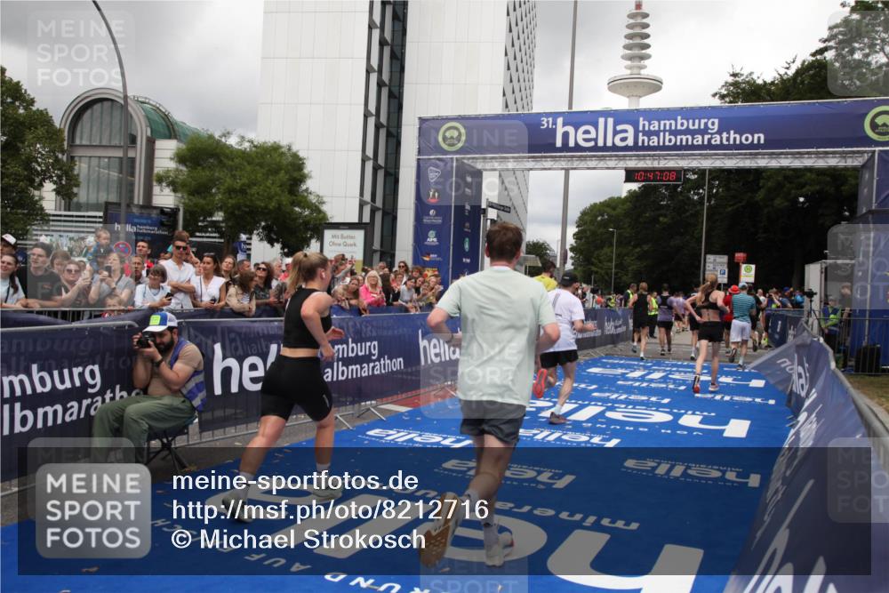 29.06.2025 - hella hamburg halbmarathon Michael Strokosch http://msf.ph/oto/8212716 29.06.2025 10:47:07 Ziel 1460, 1689, 4377, 5472, 6700, 9794, 10122, 12579, 13728, 14415, 14449, 14594, 14783, 15825, 16081, 17979 meine-sportfotos.de