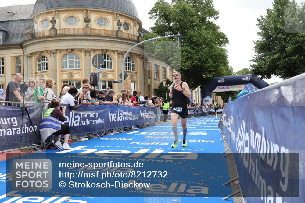 29.06.2025 - hella hamburg halbmarathon Strokosch-Dieckow http://msf.ph/oto/8212732 29.06.2025 10:23:07 Ziel 4128, 7862, 18930 meine-sportfotos.de