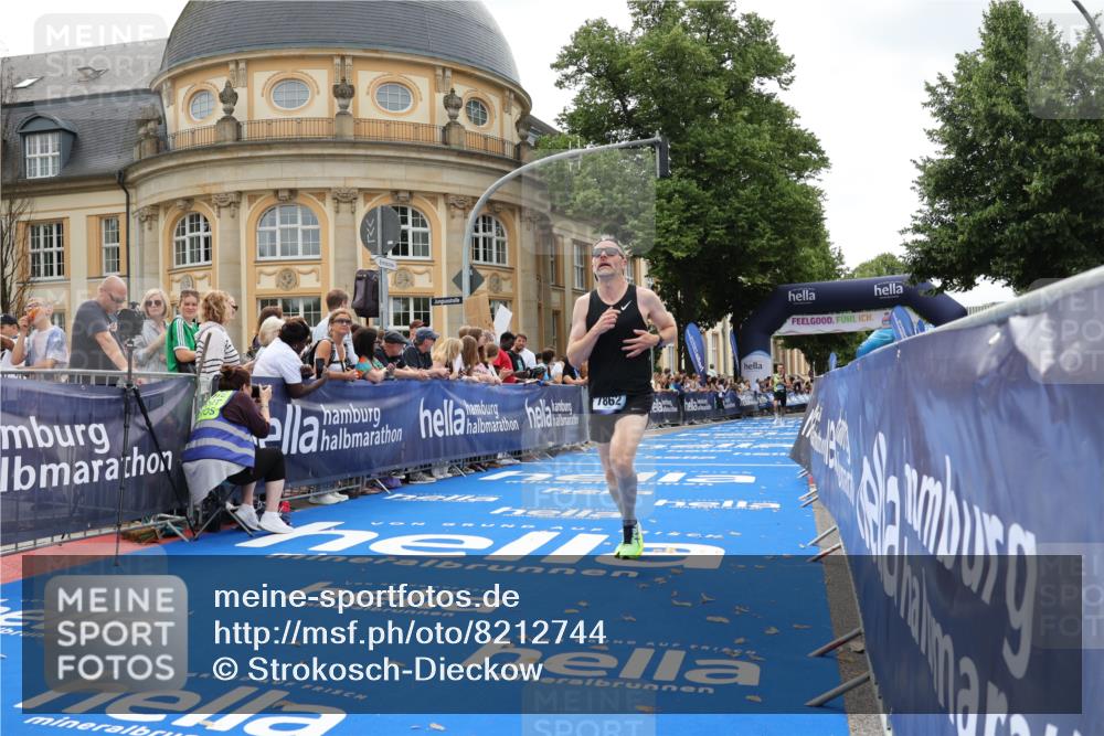29.06.2025 - hella hamburg halbmarathon Strokosch-Dieckow http://msf.ph/oto/8212744 29.06.2025 10:23:07 Ziel 4128, 7862, 18930 meine-sportfotos.de