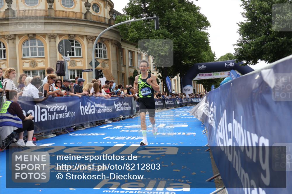 29.06.2025 - hella hamburg halbmarathon Strokosch-Dieckow http://msf.ph/oto/8212803 29.06.2025 10:23:11 Ziel 18930 meine-sportfotos.de