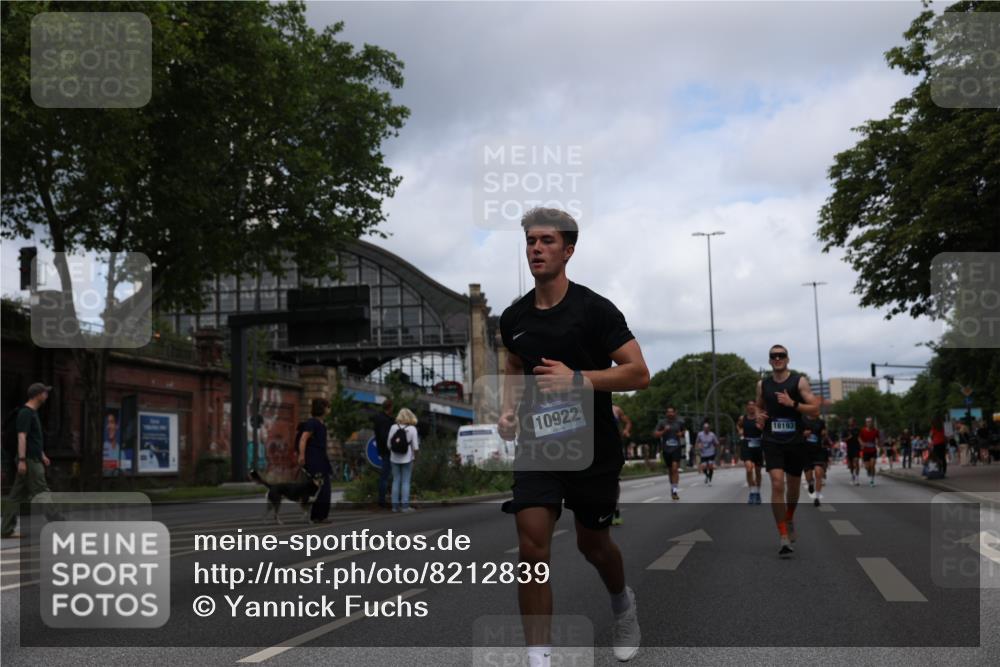 29.06.2025 - hella hamburg halbmarathon Yannick Fuchs http://msf.ph/oto/8212839 29.06.2025 10:32:32 20KM 1505, 2404, 3480, 3790, 5791, 7152, 7154, 7743, 8002, 8571, 9017, 9171, 9643, 9944, 10793, 10922, 11106, 11952, 13148, 13595, 13900, 14274, 15303, 15382, 15888, 16698, 17726, 18103, 18193, 18276, 18277, 18723 meine-sportfotos.de