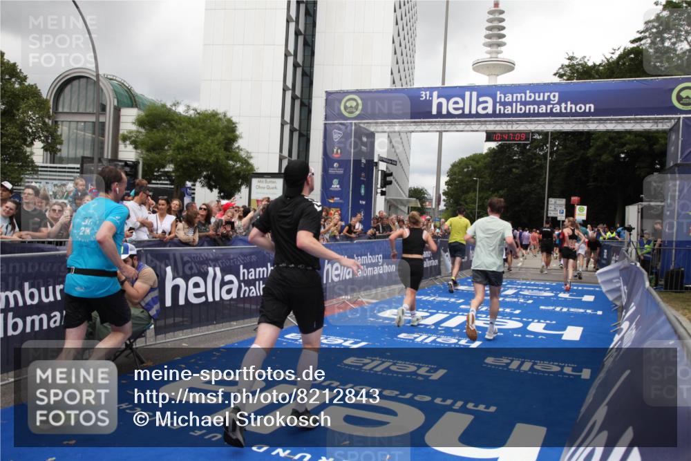 29.06.2025 - hella hamburg halbmarathon Michael Strokosch http://msf.ph/oto/8212843 29.06.2025 10:47:08 Ziel 1460, 4093, 4377, 5472, 6700, 7908, 9794, 10122, 12579, 13728, 14415, 14449, 14783, 15684, 15825 meine-sportfotos.de