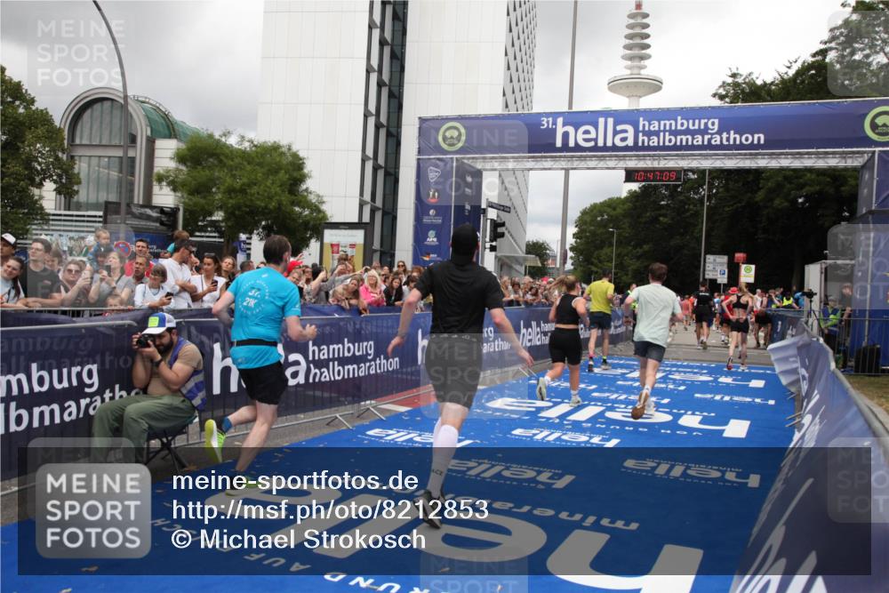 29.06.2025 - hella hamburg halbmarathon Michael Strokosch http://msf.ph/oto/8212853 29.06.2025 10:47:08 Ziel 1460, 4093, 4377, 5472, 6700, 7908, 9794, 10122, 12579, 13728, 14415, 14449, 14783, 15684, 15825 meine-sportfotos.de
