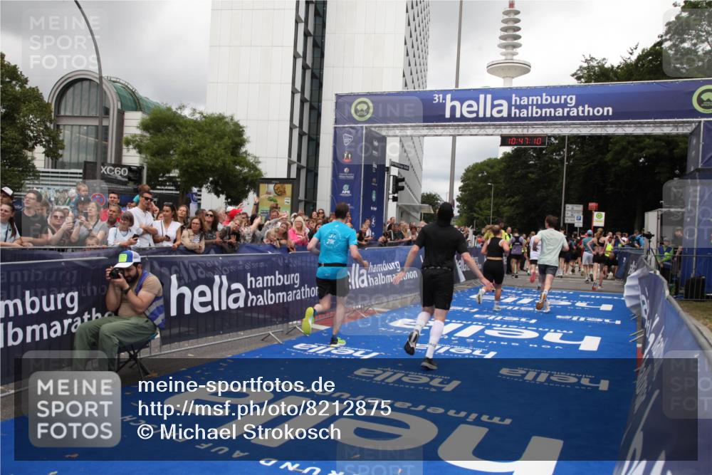 29.06.2025 - hella hamburg halbmarathon Michael Strokosch http://msf.ph/oto/8212875 29.06.2025 10:47:09 Ziel 1460, 4093, 4377, 5472, 6700, 7908, 9794, 10122, 12579, 14415, 14783, 15684, 15825 meine-sportfotos.de
