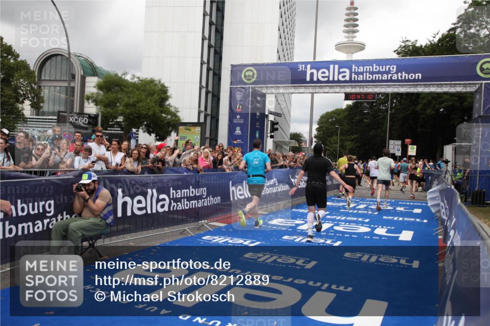 29.06.2025 - hella hamburg halbmarathon Michael Strokosch http://msf.ph/oto/8212889 29.06.2025 10:47:09 Ziel 1460, 4093, 4377, 5472, 6700, 7908, 9794, 10122, 12579, 14415, 14783, 15684, 15825 meine-sportfotos.de