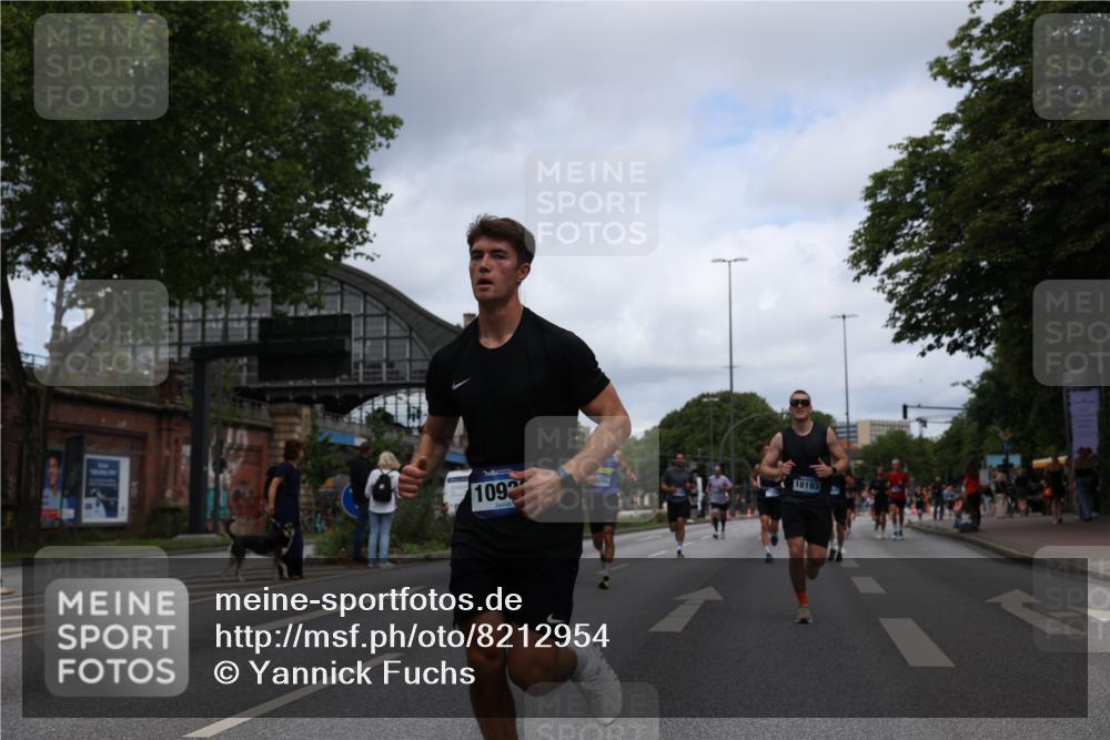 29.06.2025 - hella hamburg halbmarathon Yannick Fuchs http://msf.ph/oto/8212954 29.06.2025 10:32:32 20KM 1505, 2404, 3480, 3790, 5791, 7152, 7154, 7743, 8002, 8571, 9017, 9171, 9643, 9944, 10793, 10922, 11106, 11952, 13148, 13595, 13900, 14274, 15303, 15382, 15888, 16698, 17726, 18103, 18193, 18276, 18277, 18723 meine-sportfotos.de
