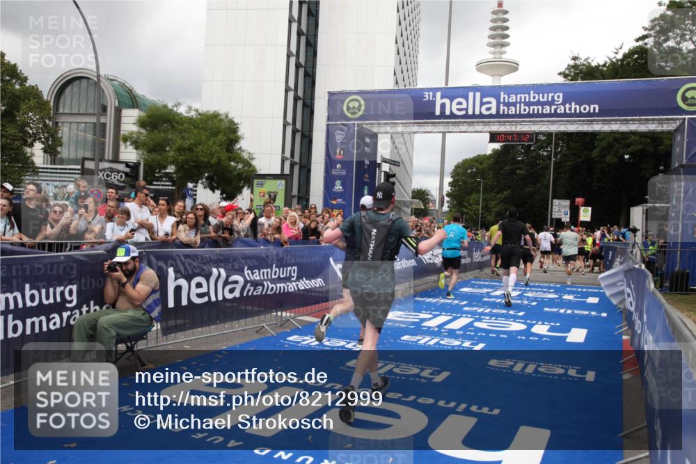 29.06.2025 - hella hamburg halbmarathon Michael Strokosch http://msf.ph/oto/8212999 29.06.2025 10:47:10 Ziel 1460, 4093, 4377, 5472, 6700, 7908, 9794, 12579, 13007, 14415, 14783, 15684, 15825 meine-sportfotos.de