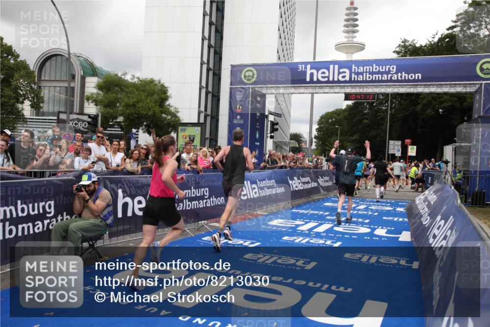29.06.2025 - hella hamburg halbmarathon Michael Strokosch http://msf.ph/oto/8213030 29.06.2025 10:47:12 Ziel 1460, 2623, 4093, 5472, 6373, 6700, 7908, 9794, 12579, 13007, 15684, 17718 meine-sportfotos.de