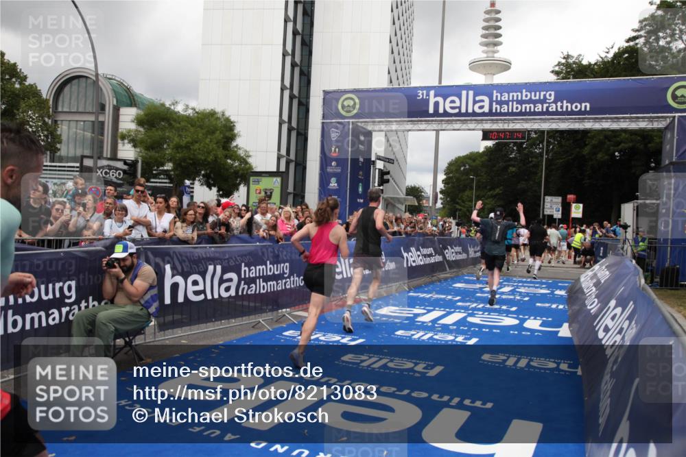 29.06.2025 - hella hamburg halbmarathon Michael Strokosch http://msf.ph/oto/8213083 29.06.2025 10:47:13 Ziel 1460, 2623, 4093, 5472, 6373, 6700, 6716, 7480, 7908, 12579, 13007, 15684, 17718, 17915 meine-sportfotos.de