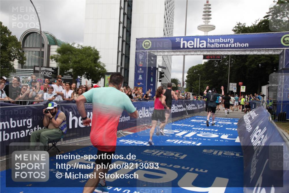 29.06.2025 - hella hamburg halbmarathon Michael Strokosch http://msf.ph/oto/8213093 29.06.2025 10:47:13 Ziel 1460, 2623, 4093, 5472, 6373, 6700, 6716, 7480, 7908, 12579, 13007, 15684, 17718, 17915 meine-sportfotos.de