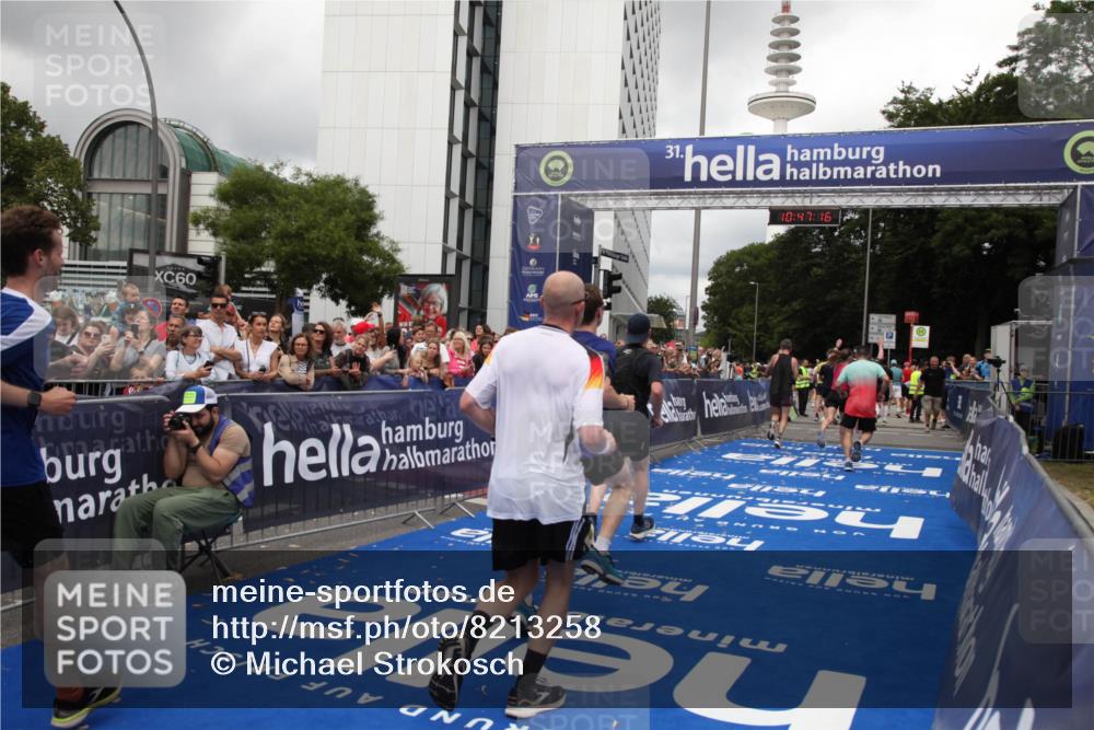 29.06.2025 - hella hamburg halbmarathon Michael Strokosch http://msf.ph/oto/8213258 29.06.2025 10:47:15 Ziel 2623, 4093, 6373, 6716, 7480, 7908, 10208, 10211, 12579, 13007, 15684, 17718, 17915 meine-sportfotos.de