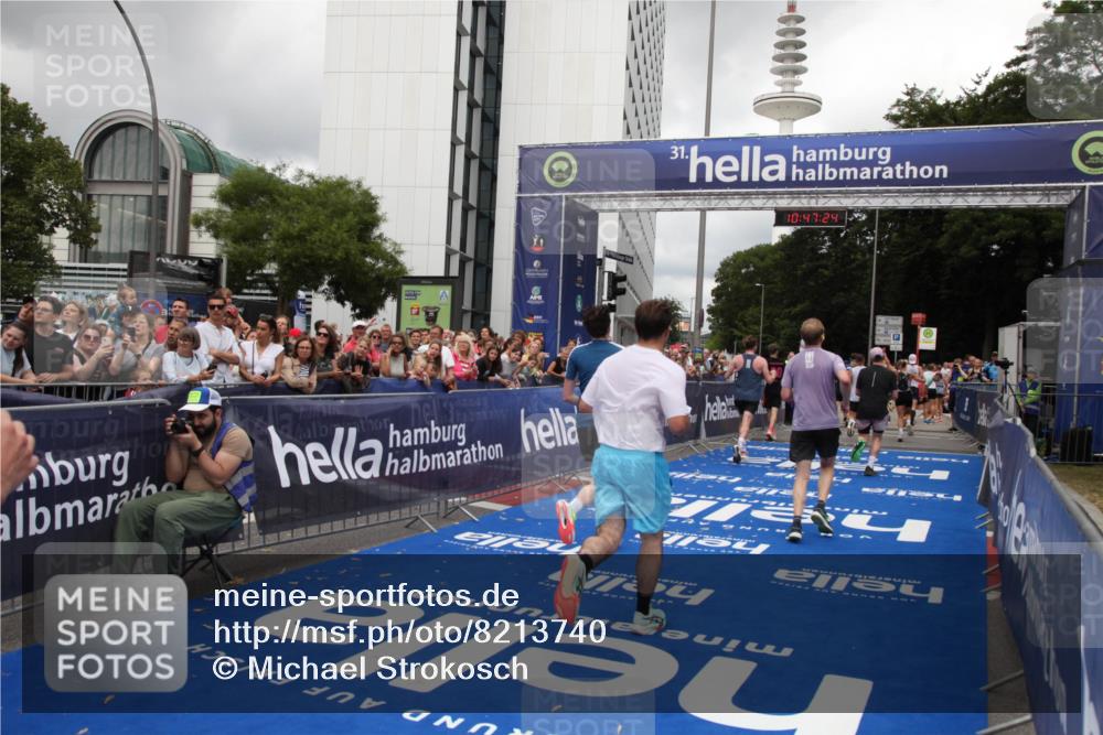 29.06.2025 - hella hamburg halbmarathon Michael Strokosch http://msf.ph/oto/8213740 29.06.2025 10:47:22 Ziel 2864, 5024, 6134, 6168, 6203, 6716, 7480, 10208, 10211, 11518, 13672, 13782, 14722, 15611, 16089, 16286, 17915, 18856 meine-sportfotos.de