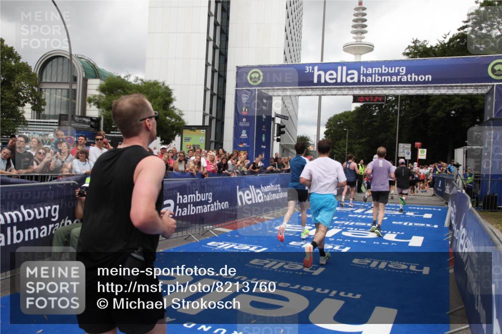 29.06.2025 - hella hamburg halbmarathon Michael Strokosch http://msf.ph/oto/8213760 29.06.2025 10:47:23 Ziel 2864, 5024, 6134, 6168, 6203, 10208, 10211, 11491, 11518, 13672, 13782, 14722, 15611, 16089, 16286, 18856 meine-sportfotos.de