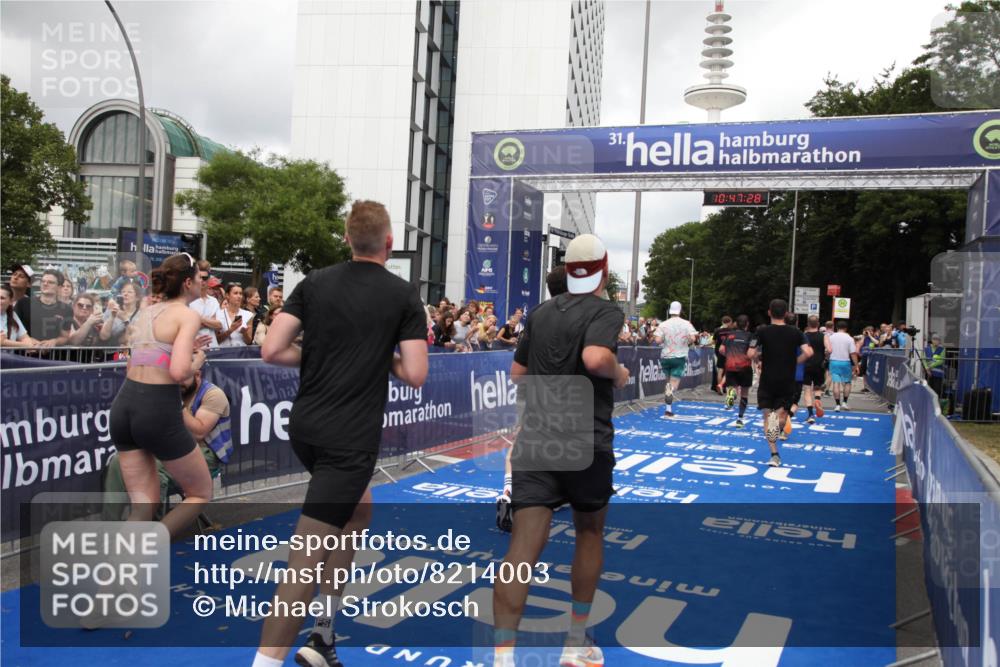 29.06.2025 - hella hamburg halbmarathon Michael Strokosch http://msf.ph/oto/8214003 29.06.2025 10:47:27 Ziel 51, 1012, 2274, 2839, 2864, 2869, 5024, 5650, 6168, 6203, 8693, 9305, 10423, 11077, 11491, 11518, 13782, 14722, 15350, 15611, 15923, 16089, 16819, 18758, 18974 meine-sportfotos.de
