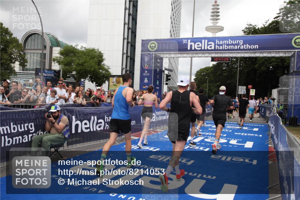 29.06.2025 - hella hamburg halbmarathon Michael Strokosch http://msf.ph/oto/8214053 29.06.2025 10:47:28 Ziel 51, 1012, 2274, 2839, 2864, 2869, 5024, 5532, 5650, 6203, 8693, 9305, 10423, 11077, 11491, 11518, 13782, 14722, 15350, 15611, 15923, 16089, 16819, 18758, 18974 meine-sportfotos.de