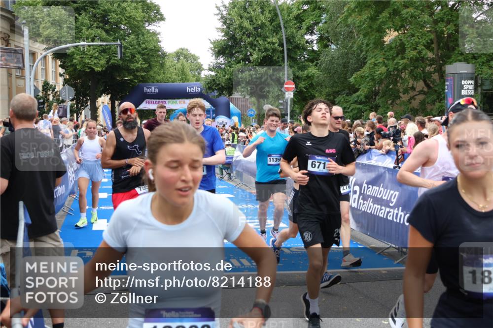 29.06.2025 - hella hamburg halbmarathon Zöllner http://msf.ph/oto/8214188 29.06.2025 10:50:50 Ziel 2234, 2788, 3947, 4839, 5018, 5115, 7134, 7952, 8657, 10750, 11356, 13701, 15426, 15720, 17129, 17908, 18182, 18229, 18370 meine-sportfotos.de