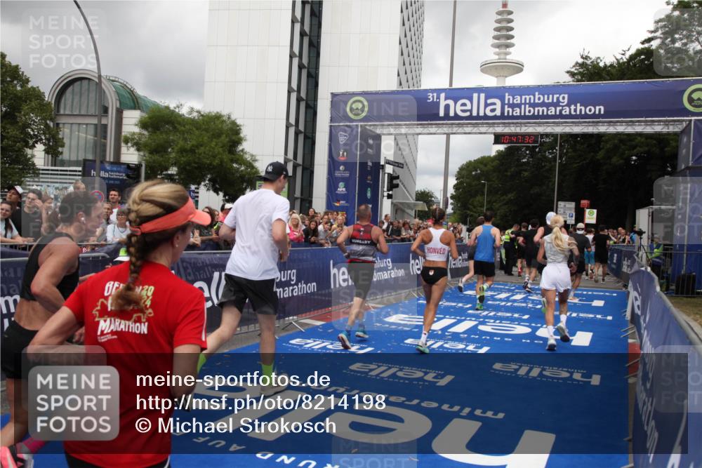 29.06.2025 - hella hamburg halbmarathon Michael Strokosch http://msf.ph/oto/8214198 29.06.2025 10:47:30 Ziel 51, 1012, 1592, 2274, 2839, 2864, 2869, 2953, 3304, 5532, 5650, 8693, 8852, 9305, 10423, 11021, 11077, 11491, 13782, 15350, 15611, 15923, 16089, 16819, 17846, 17905, 18758, 18974 meine-sportfotos.de