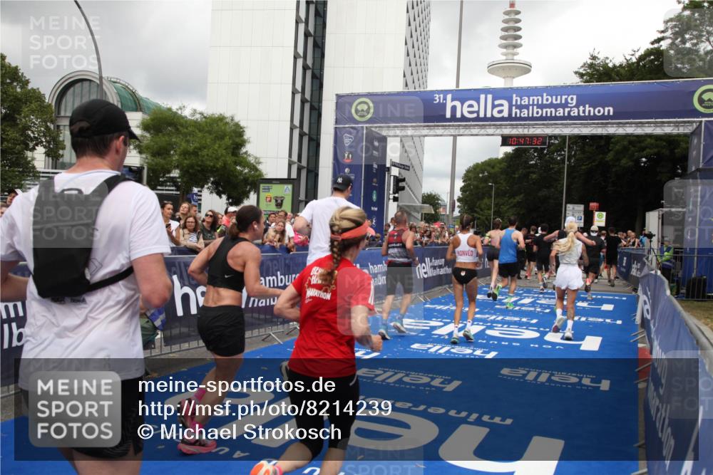 29.06.2025 - hella hamburg halbmarathon Michael Strokosch http://msf.ph/oto/8214239 29.06.2025 10:47:31 Ziel 51, 1012, 1592, 2274, 2839, 2869, 2953, 3304, 5532, 5650, 8693, 8852, 9305, 10423, 11021, 11077, 11491, 12870, 15350, 15923, 16089, 16819, 17846, 17905, 18758, 18974 meine-sportfotos.de