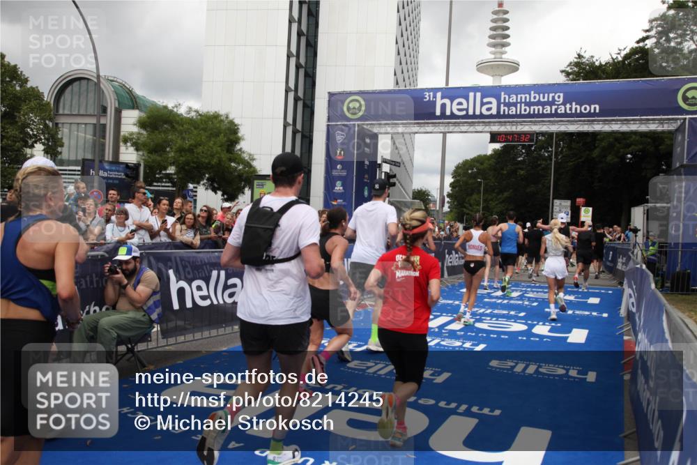 29.06.2025 - hella hamburg halbmarathon Michael Strokosch http://msf.ph/oto/8214245 29.06.2025 10:47:31 Ziel 51, 1012, 1592, 2274, 2839, 2869, 2953, 3304, 5532, 5650, 8693, 8852, 9305, 10423, 11021, 11077, 11491, 12870, 15350, 15923, 16089, 16819, 17846, 17905, 18758, 18974 meine-sportfotos.de