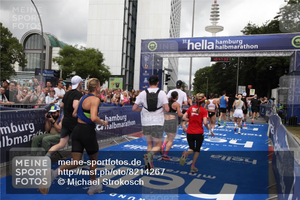 29.06.2025 - hella hamburg halbmarathon Michael Strokosch http://msf.ph/oto/8214267 29.06.2025 10:47:31 Ziel 51, 1012, 1592, 2274, 2839, 2869, 2953, 3304, 5532, 5650, 8693, 8852, 9305, 10423, 11021, 11077, 11491, 12870, 15350, 15923, 16089, 16819, 17846, 17905, 18758, 18974 meine-sportfotos.de