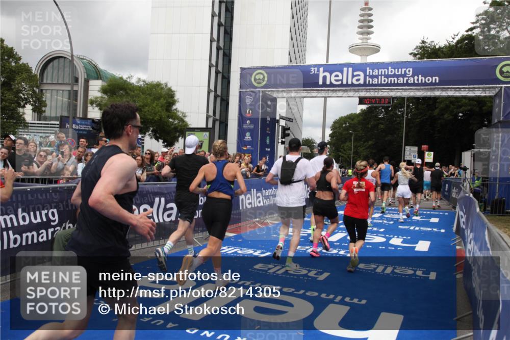 29.06.2025 - hella hamburg halbmarathon Michael Strokosch http://msf.ph/oto/8214305 29.06.2025 10:47:32 Ziel 51, 1012, 1592, 2274, 2839, 2869, 2953, 3304, 5532, 5650, 8234, 8693, 8852, 9305, 10423, 11021, 11077, 11491, 12870, 13223, 13303, 15350, 15479, 15923, 16819, 17846, 17905, 18758, 18974 meine-sportfotos.de